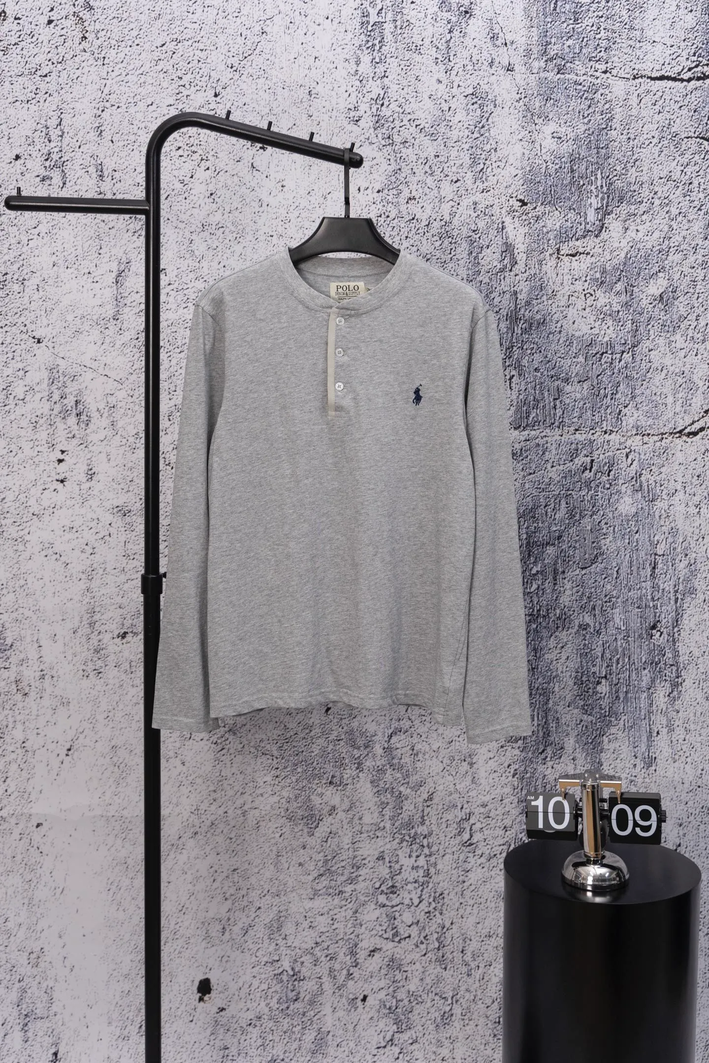 P180 RALPH LAUREN/Ralph Lauren 25fw war horse embroidered buttoned long-sleeved T-shirt with a sense of vitality and relaxation, middle-class old money style old money style Henry shirt War horse Henry shirt, a very rare series, a day of relaxation for the middle-class old money, this season is just right. Simple, refreshing, comfortable and easy to wear. Clean it up and you will be full of energy all day long. Size: S-XL Color: Gray White